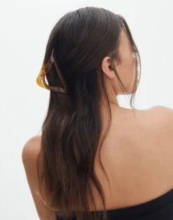 Ruffle Mini Skirt -Style Fashion Fit tri shape hair clip caramel front ha144689clp 2